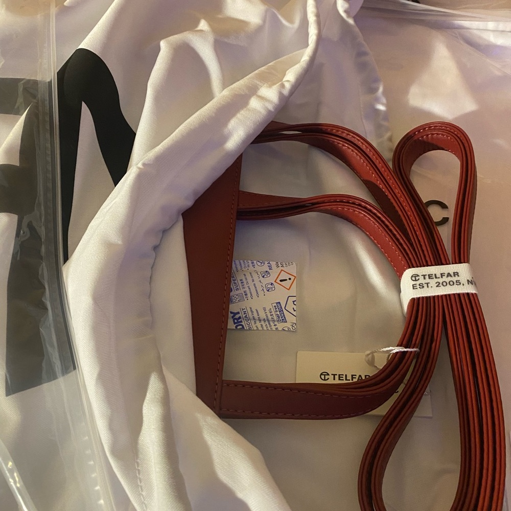 TELFAR đđđNWT LG OXBLOOD! Sold out!! GUARANTEED Authentic w/receipt! â¤ď¸â¤ď¸â¤ď¸ - Picture 4 of 9